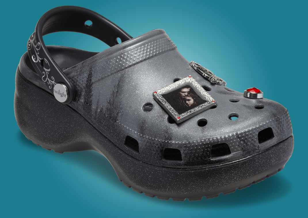 Twilight x Crocs Classic Platform Clog (w) - Angle