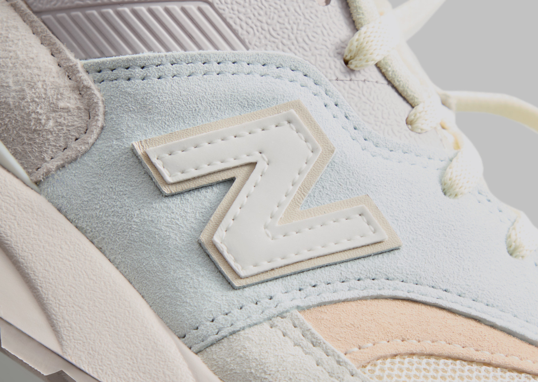 Ronnie Fieg Kith x New Balance 997.5 Easter White Ice Blue Peach Midfoot Detail