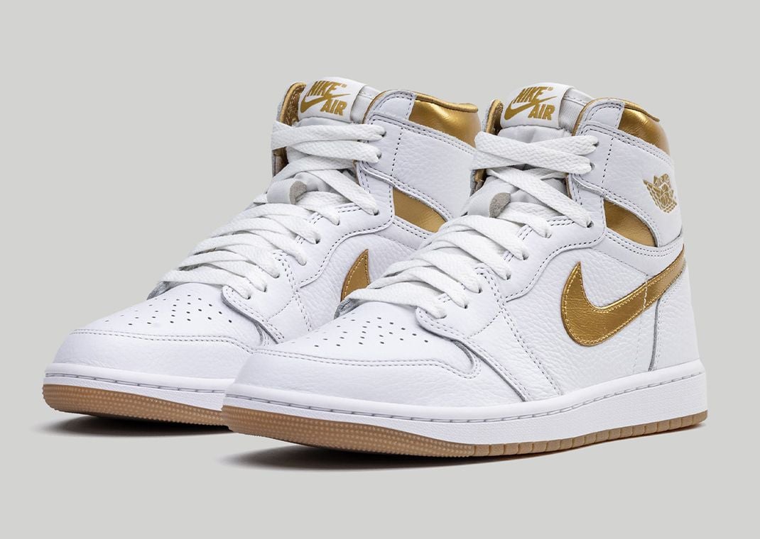 Air Jordan 1 Retro High OG Metallic Gold (W) Angle