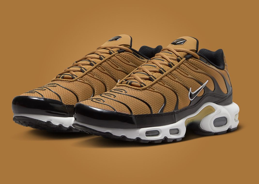 Nike Air Max Plus Golden Harvest Black Angle
