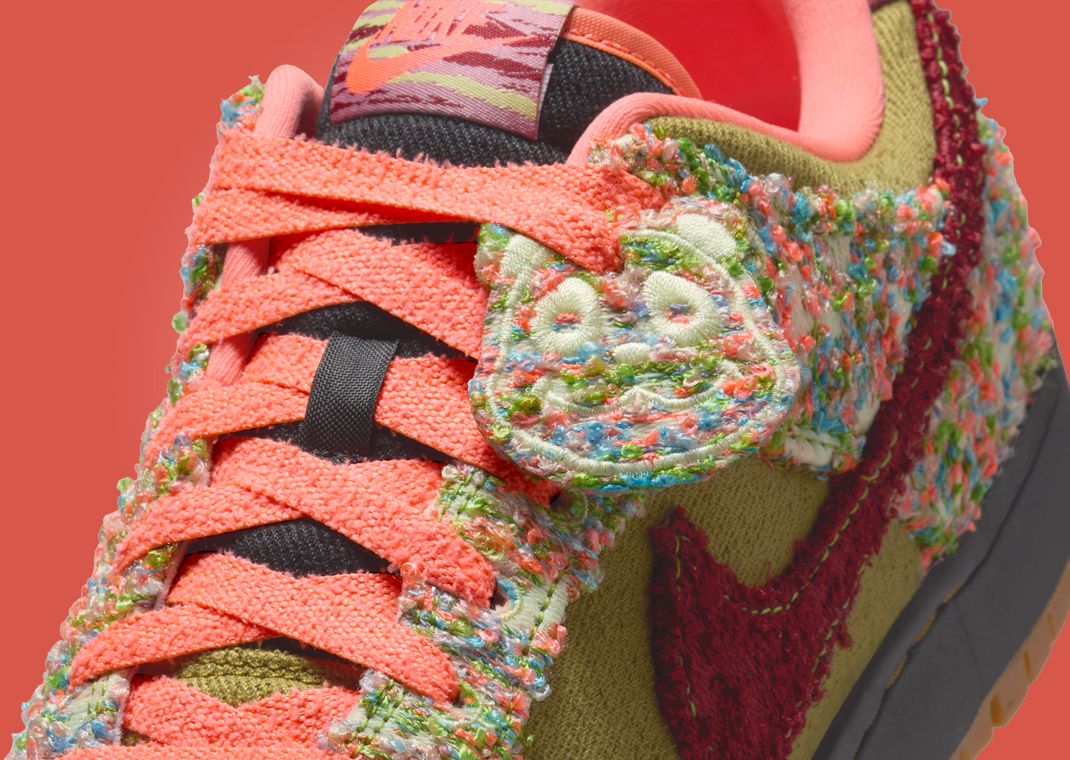 Nike Dunk Low Panda-Monium Green Curry Detail