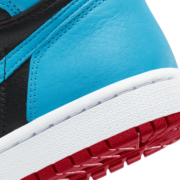 Air Jordan 1 Retro High OG UNC To Chi Leather (W) Angle 6
