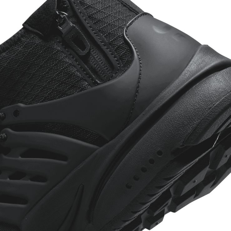 Nike Air Presto Mid Utility Triple Black Angle 5