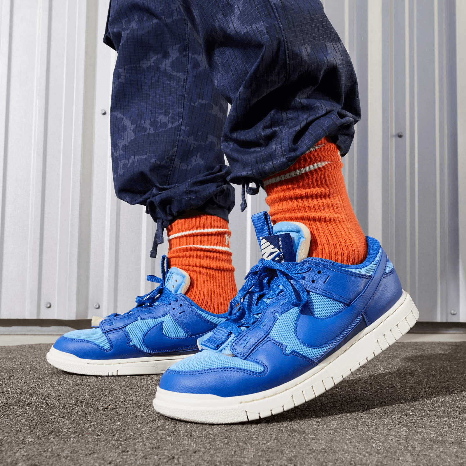 university blue dunk on feet