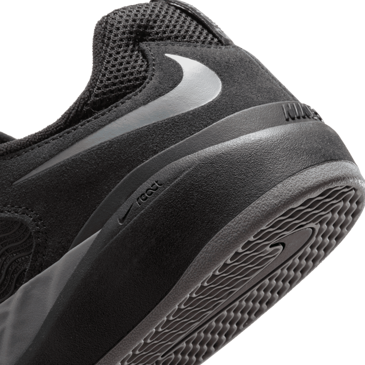 Nike SB Ishod Black Dark Grey Angle 5