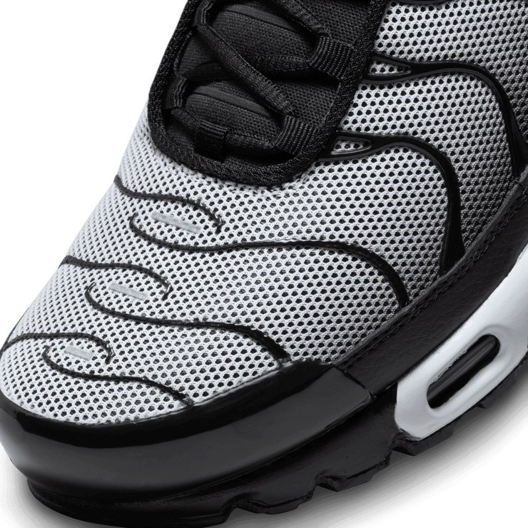 Nike Air Max Plus Black White Midnight Navy Angle 4