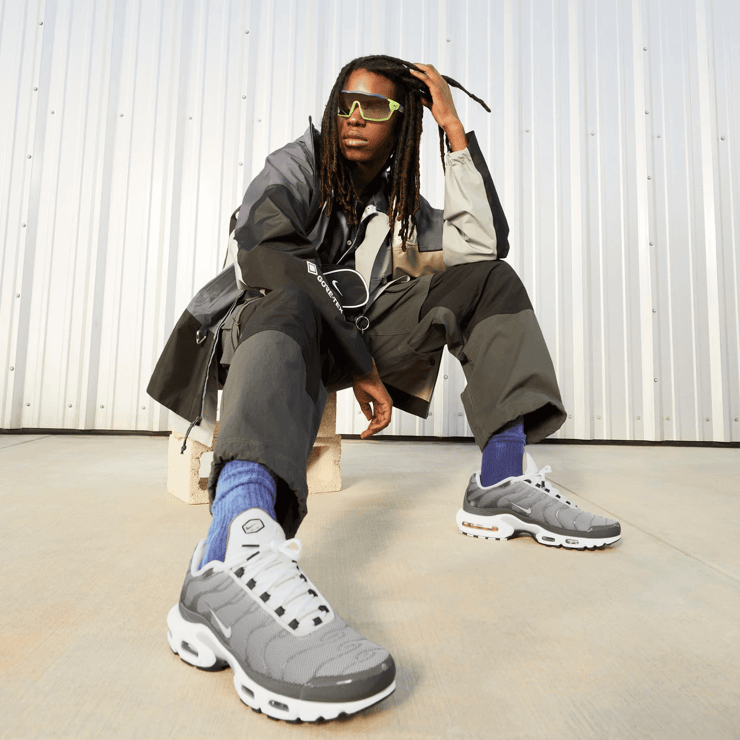 Nike Air Max Plus Flat Pewter Photon Dust Angle 0