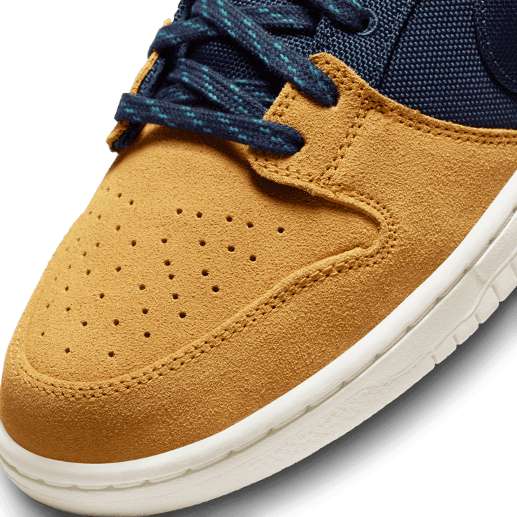 Nike SB Dunk Low Midnight Navy Desert Ochre Angle 4