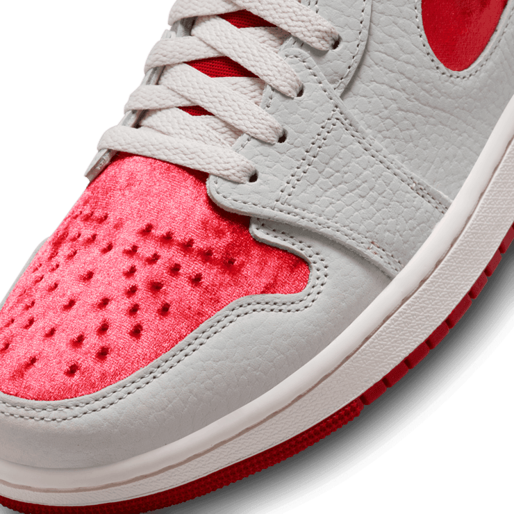 Air Jordan 1 Zoom CMFT 2 Valentines Day (W) Angle 4