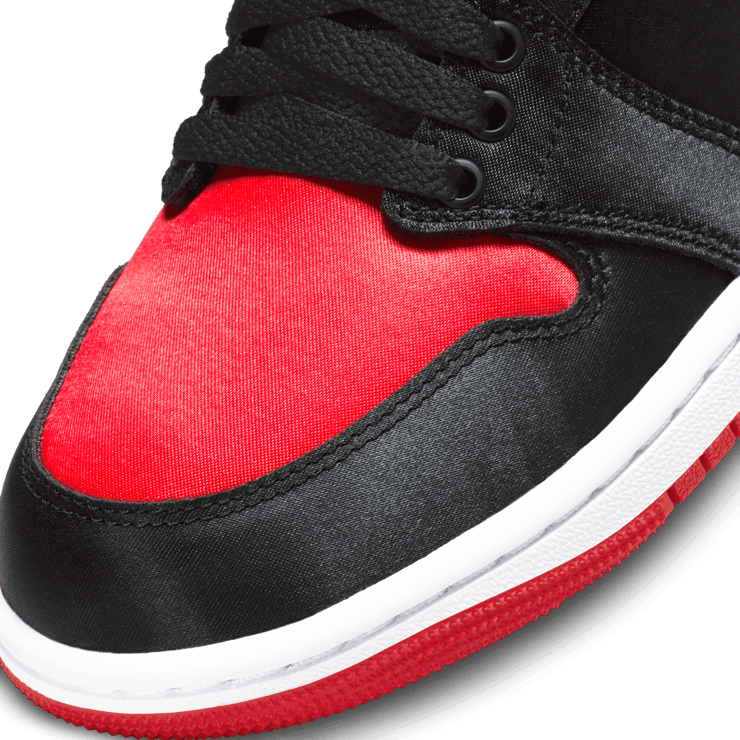 Air Jordan 1 Retro High OG Satin Bred (W) Angle 4