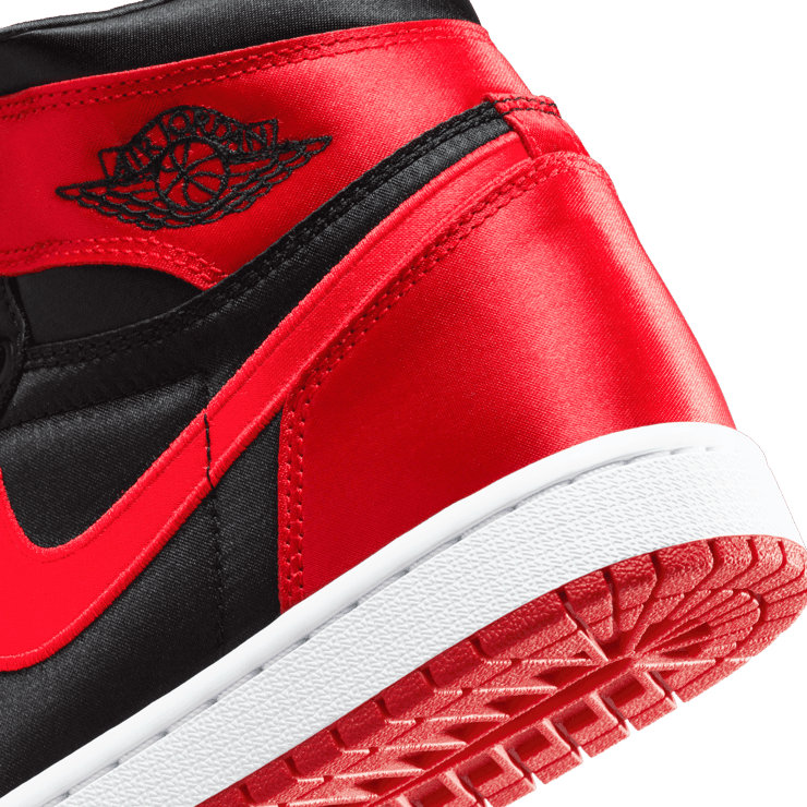 Air Jordan 1 Retro High OG Satin Bred (W) Angle 5