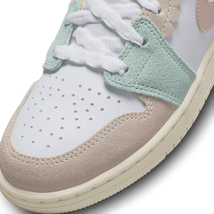 Air Jordan 1 Mid SE Mini Lux (GS) Angle 4