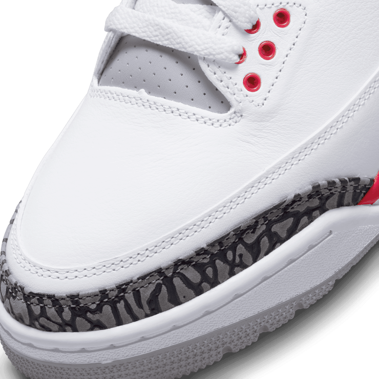 Air Jordan 3 OG Fire Red (2022) Angle 4