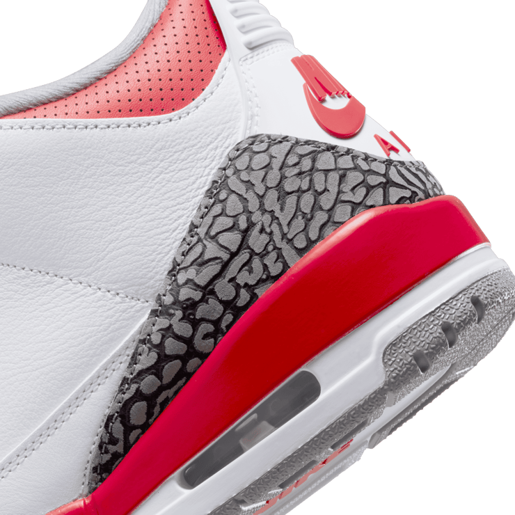 Air Jordan 3 OG Fire Red (2022) Angle 5