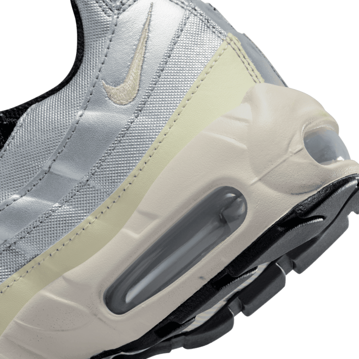 Nike WMNS Air Max 95 Toggle Metallic Silver Angle 6