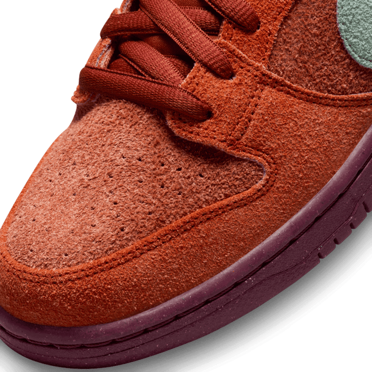 Nike SB Dunk Low Mystic Red Angle 4