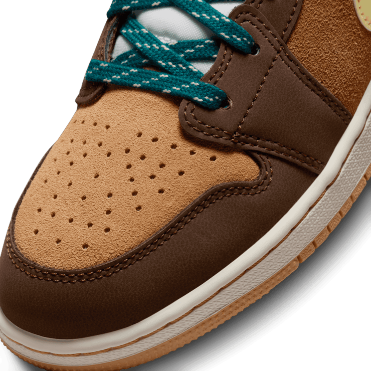 Air Jordan 1 Mid SE Seasonal Collector (GS) Angle 4