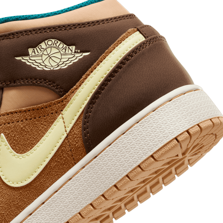 Air Jordan 1 Mid SE Seasonal Collector (GS) Angle 5