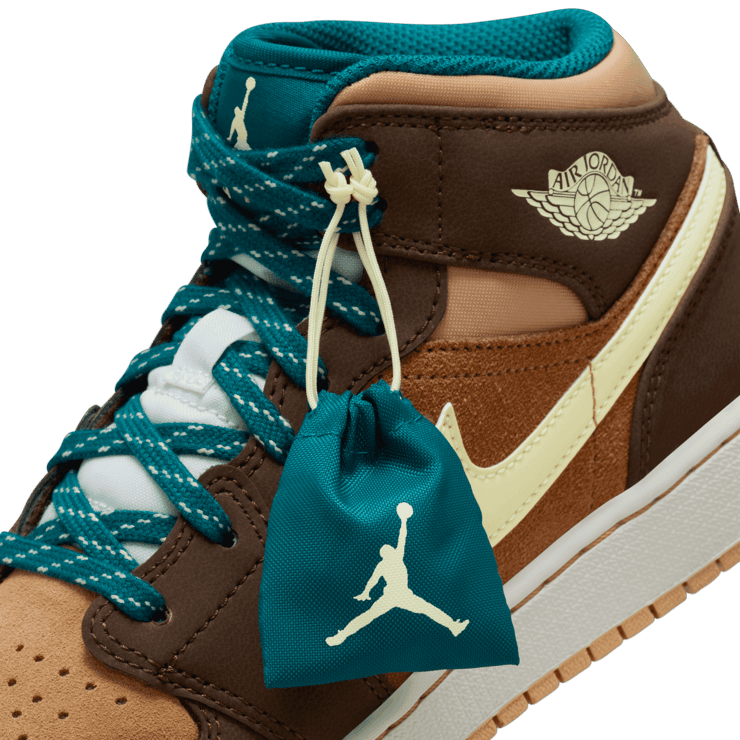 Air Jordan 1 Mid SE Seasonal Collector (GS) Angle 6