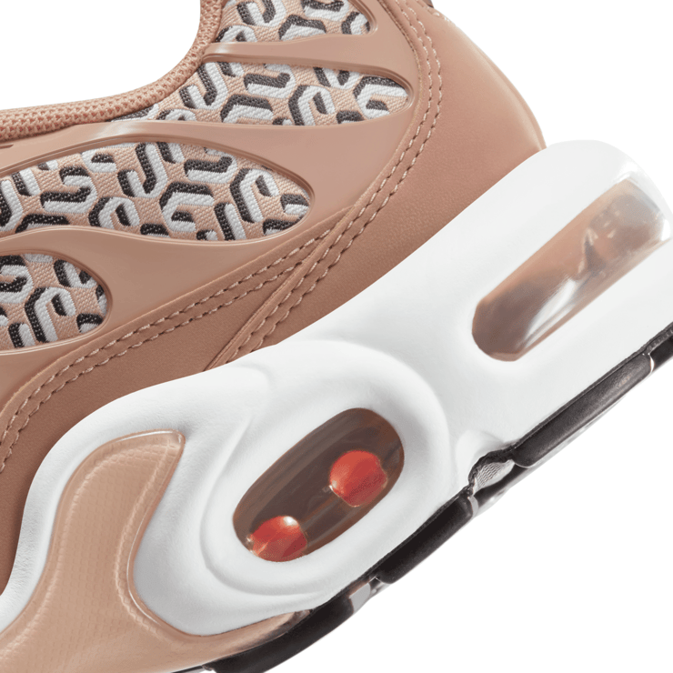 Nike Air Max Plus United In Victory Hemp (W) Angle 6