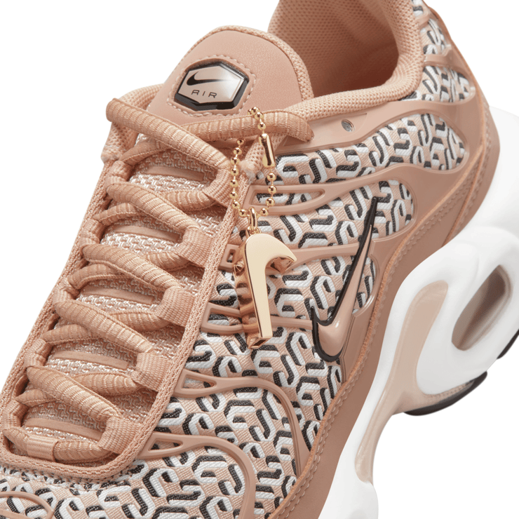 Nike Air Max Plus United In Victory Hemp (W) Angle 8