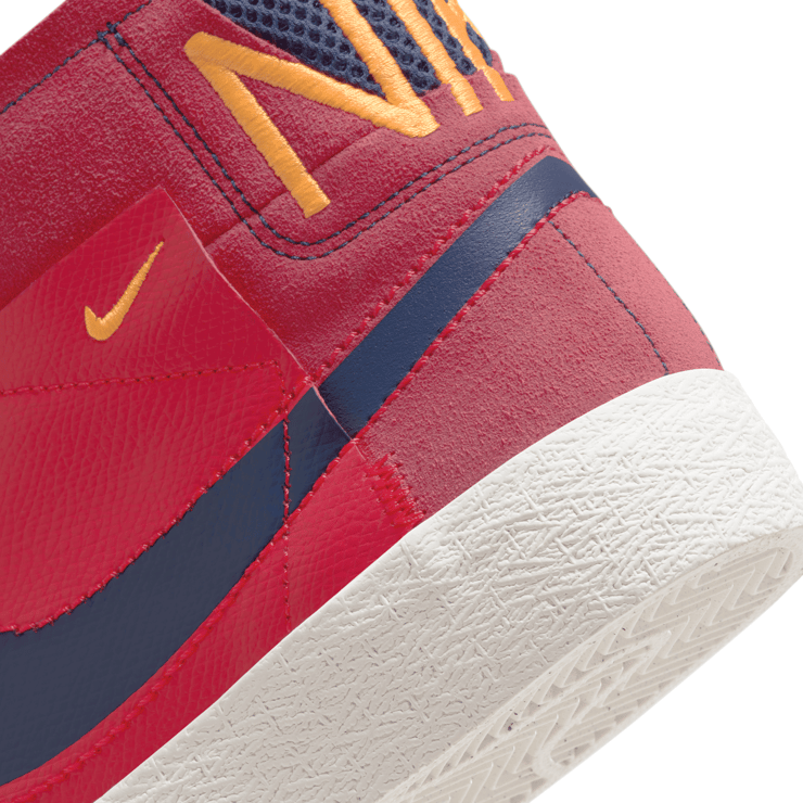 Nike SB Zoom Blazer Mid Premium University Red Midnight Navy Angle 6