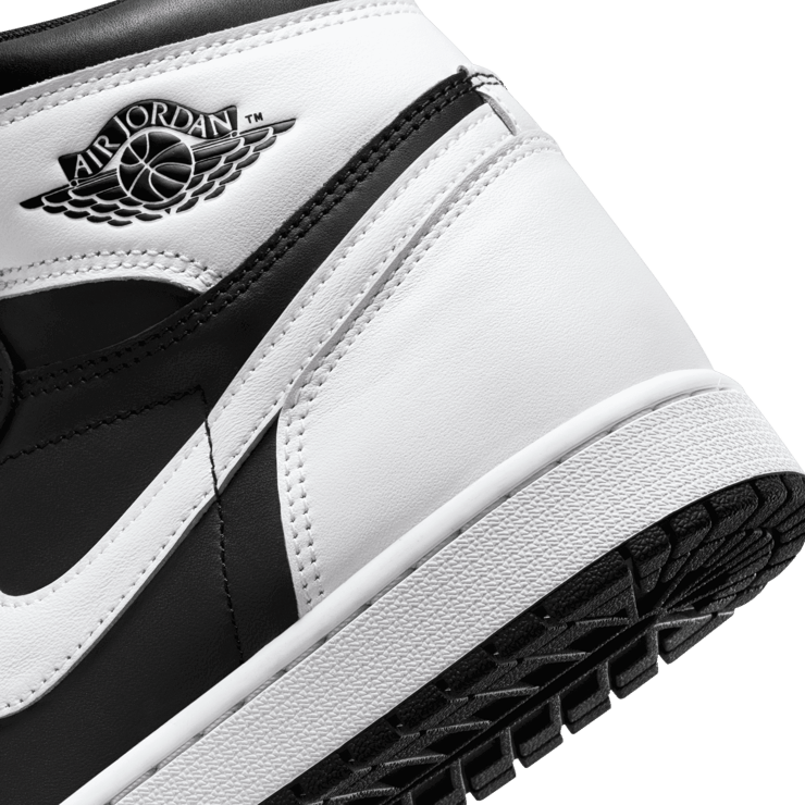 Air Jordan 1 Retro High OG Black White Angle 5