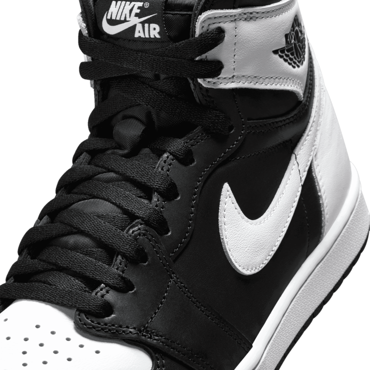 Air Jordan 1 Retro High OG Black White Angle 4