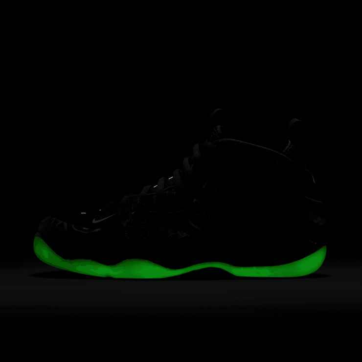 Nike Air Foamposite One Beijing Planet Hoops Angle 4