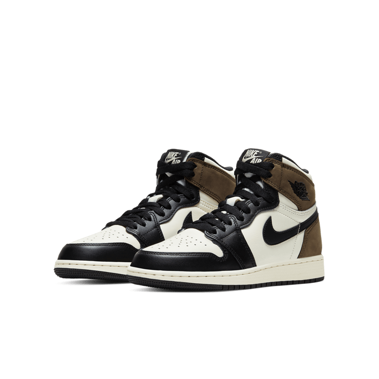 Air Jordan 1 Retro High Dark Mocha (GS) Angle 2