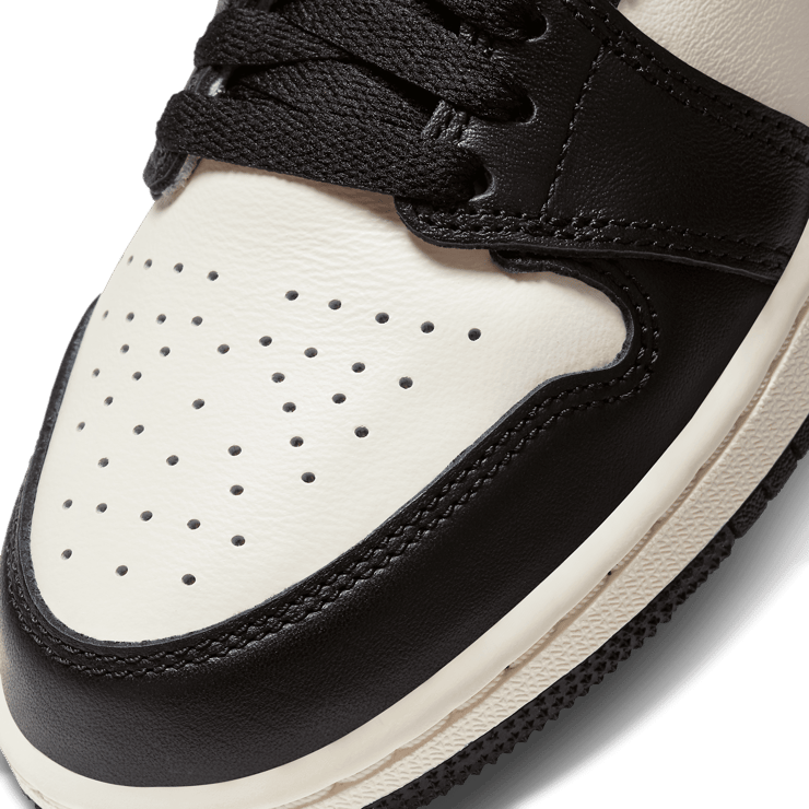 Air Jordan 1 Retro High Dark Mocha (GS) Angle 4