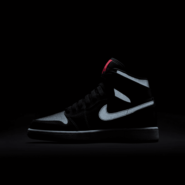 Air Jordan 1 Retro High Anthracite (GS) Angle 4