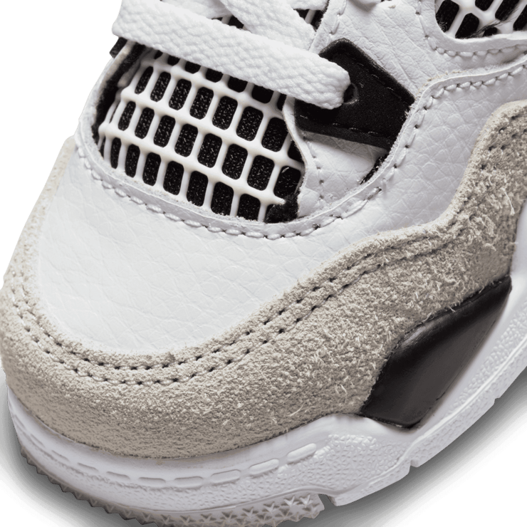 Air Jordan 4 Retro Military Black (TD) Angle 4