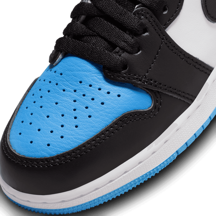 Air Jordan 1 Retro High OG UNC Toe (GS) Angle 4