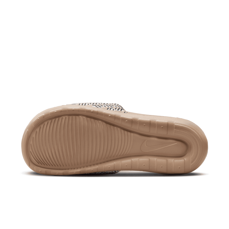 Nike Victori One United In Victory Hemp (W) Angle 1