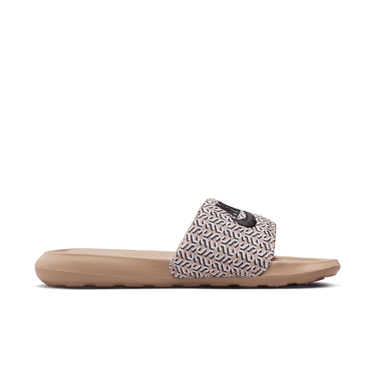 Nike Victori One United In Victory Hemp (W) Angle 2