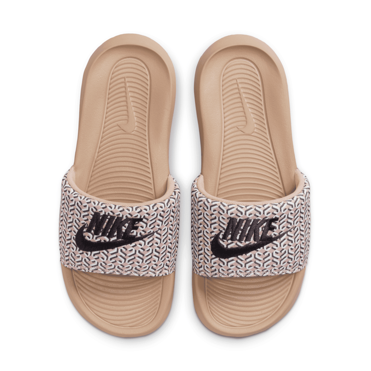 Nike Victori One United In Victory Hemp (W) Angle 3