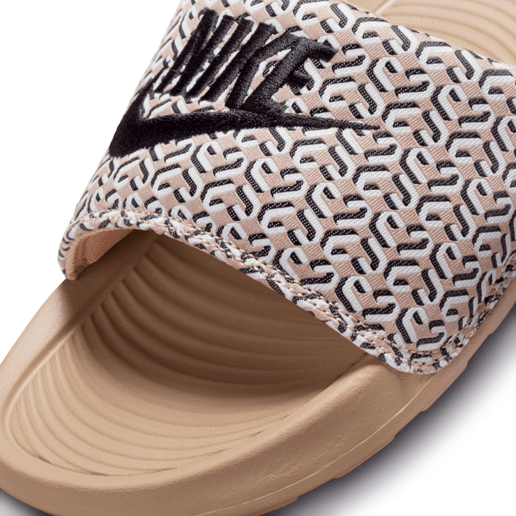 Nike Victori One United In Victory Hemp (W) Angle 4