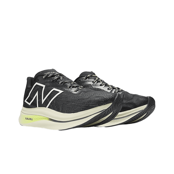 New Balance FuelCell SuperComp Trainer v2 Black Angle 1