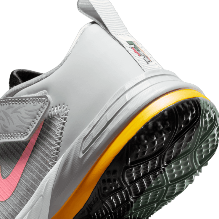 Nike LeBron 18 Low Bugs vs Marvin Space Jam (PS) Angle 5