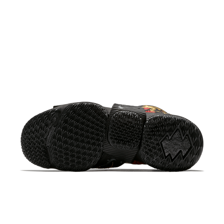 Nike LeBron 15 Lifestyle KITH King's Crown Angle 0
