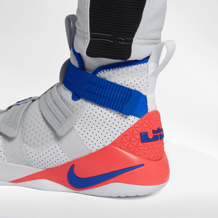 Nike LeBron Zoom Soldier 11 Ultramarine Angle 5