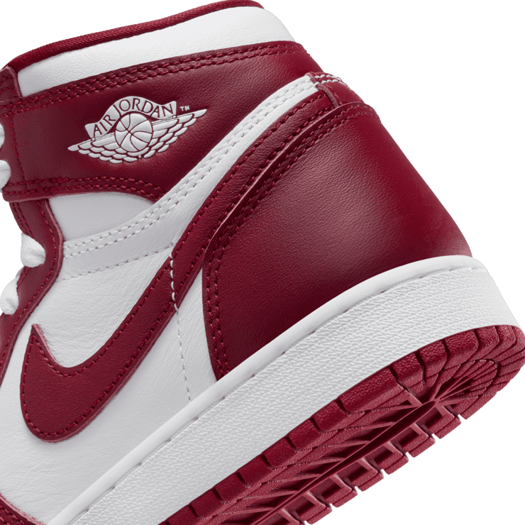 Air Jordan 1 Retro High OG Team Red (GS) Angle 5