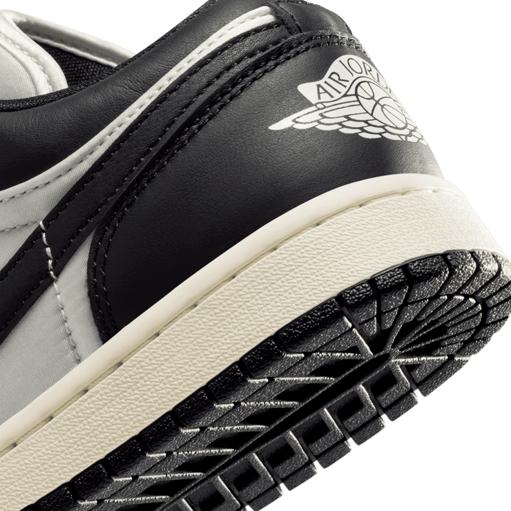 Air Jordan 1 Low SE Vintage Panda (W) Angle 5