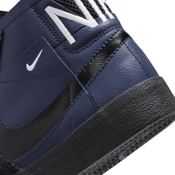 Nike SB Zoom Blazer Mid Premium Midnight Navy Black Angle 1