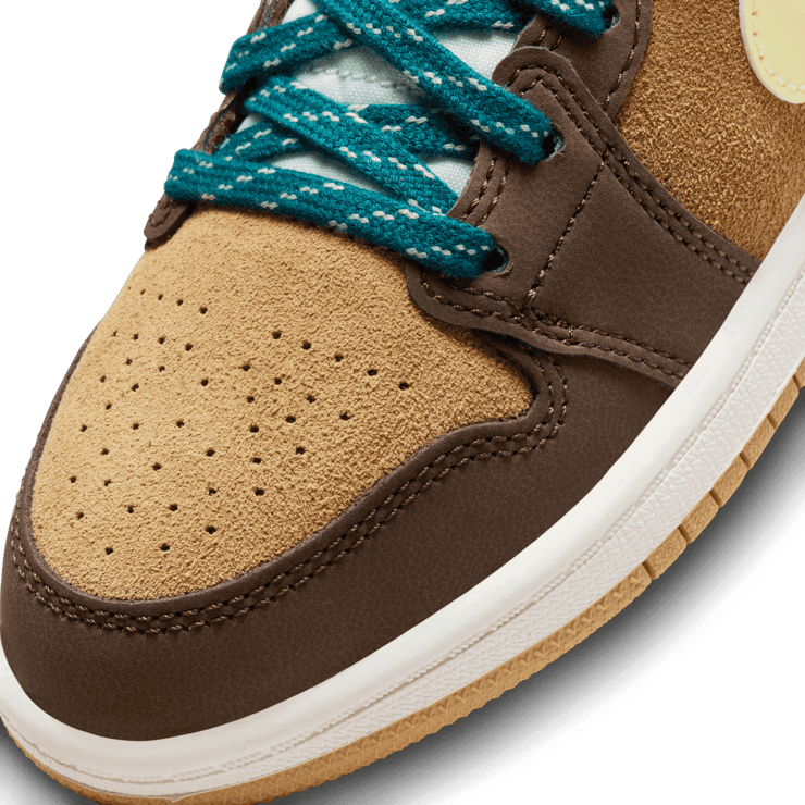 Air Jordan 1 Mid SE Seasonal Collector (PS) Angle 4