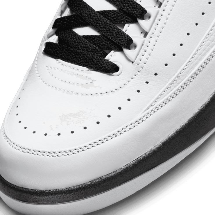 Air Jordan 2 Retro OG (2022) Angle 4