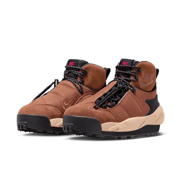 Nike Magmascape SP sacai Light British Tan Angle 2