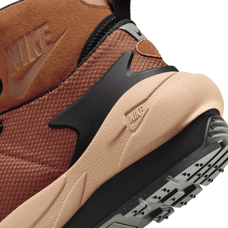 Nike Magmascape SP sacai Light British Tan Angle 5