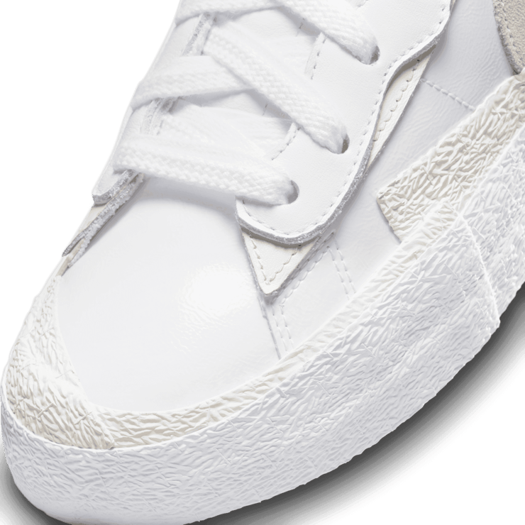 Nike Blazer Low sacai White Grey Angle 4